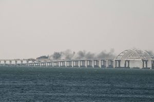 Ifølge militæranalytiker ser det ud til, at der er sket en stor eksplosion på en bro mellem Rusland og Krim.