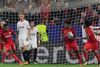 Den danske landsholdsanfører, Simon Kjær, pådrog sig en skade, da Kjær og Sevilla mødte FC Barcelona. Foto: Miguel Morenatti/AP