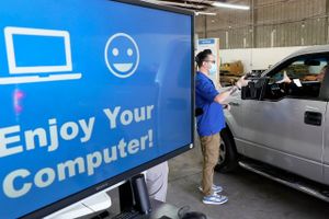 Da nedlukningen ramte i foråret 2020 blev der uddelt bærbare computere til gymnasieelever i Houston for at sikre alle adgang til fjernundervisning. Foto: AP/David J. Phillip