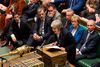 Premierminister Theresa May rækker hånden hen over midten for at prøve at få et flertal for en brexit-aftale. Foto: Mark Duffy/AFP/Det britiske parlament