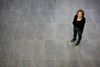 Bente Overgaard arbejder som vejleder i job- og vejledningsafdelingen i HK. Hun og kollegerne har et meget stort arbejdspres, og de har derfor været sendt på kursus, hvor de har lært tegn på stress, samt hvordan de kan håndtere det. Foto: Sofia Busk
