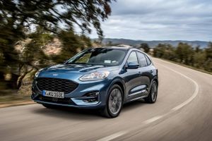 Der er mange købere til især elbiler. Men lange leveringstider sætter deres præg på indregistreringerne i oktober, hvor elbiler og plug-in hybrider samlet dog fortsat ligger højt, og Ford Kuga Plug-in Hybrid igen er helt i top.