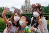 For første gang i fire måneder slog Disneyland lørdag dørene op for gæster i Orlando, Florida. Foto: STR/JIJI PRESS/AFP