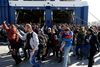 Migranter ankommer fra den græske ø Chios til havnen i Piræus tæt på Athen. Foto: Thanassis Stavrakis/AP
