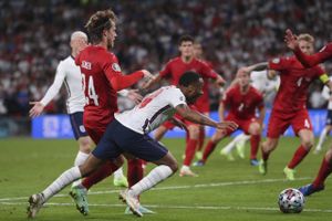 Midtbanespilleren skal ifølge DBU holde nogle ugers pause, efter at han fik en dyb flænge i foden mod England.