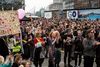 Mens landets lærere er lockoutede og demonstrerer på rådhuspladsen i København, sparer kommunerne hver dag mio. af kr. i lønninger. Mandag runder de én mia. kr. Foto: Daniel Hjorth/Polfoto