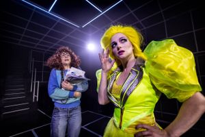 Der er fuld smæk på alle virkemidlerne i Niels Erlings farvestrålende, underholdende og sært skræmmende iscenesættelse af ”Valgaften” på Teatret Svalegangen.