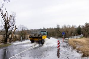 Nye oversvømmelser truer. Dele af Jylland har fået 50-100 pct. mere nedbør end normalt. I Holstebro og Silkeborg begynder det at blive kritisk.
