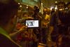 Har I set denne mand? Journalister fremviste billedet af Edward Snowden til passagerer, som ankom fra Hongkong til Moskva. Snowden skal være ankommet fra Hongkong søndag.