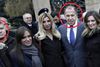 Ruslands udenrigsminister, Sergej Lavrov, nr. to fra højre, har været en flittig gæst i Montenegro. Her ses han med medlemmer af en højreorienteret pro-russisk gruppe i Beograd i december 2016. Til venstre i billedet står serberen Nemanja Ristic, som siden er blevet arresteret af serbisk politi, fordi han er eftersøgt af montenegrinske myndigheder i forbindelse med kupforsøget. Ruslands udenrigsministerum afviser dog blankt, at Lavrov skulle have været involveret i begivenhederne. Arkivfoto: AP