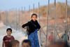 Ifølge FN er 38.500 mennesker blevet sendt på flugt fra den nordvestlige syriske region Idlib inden for de seneste to uger. Her ses to børn, som er ankommet til en flygtningelejr i Atimah. Foto: Khalil Ashawi/Reuters.