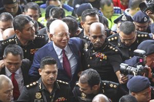 Najib Razak (i midten) ved ankomsten til domstolen i Kuala Lumpur. Foto: Yc Hiam