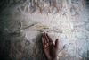 Inde i graven er der udsmykninger, som viser, hvordan livet var i oldtidens Egypten. Bl.a. er der billeder af fiskeri, jagt, madlavning og dans. Foto: Khaled Desouki/AFP