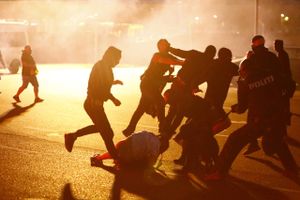En 46-årig mand tilstod fredag i retten at have sparket en politimand efter fodboldkamp i Brøndby.