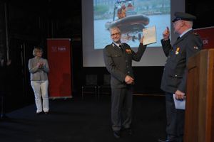 I 2015 overrakte fællestillidsmand Vagn Flink en fortjenstmedalje til Falcks daværende topchef, Allan Søgaard Larsen. Foto: Falck