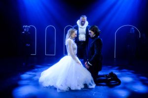 Der er truffet en række pudsige valg i Maren Bjørseths iscenesættelse af ”Romeo og Julie” på Aarhus Teater, men heldigvis ikke nok til at ødelægge de betagende præstationer hos de to hovedrolleindehavere.