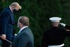 Trump blev flyttet til et millitærhospital fredag. Foto: Brendan Smialowski / AFP