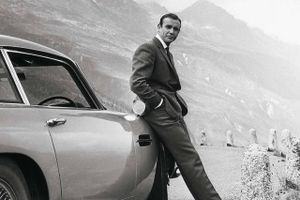 Aston Martin DB5 er nærmest indbegrebet af James Bomd. Her med Sean Connery som brugte den første gang i Goldfinger i 1964. Foto: MGM Studios/Ason Martin.