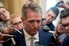 Senator Jeff Flake fra Arizona har fået en nøglerolle i processen med nomineringen af dommer Brett Kavanaugh. Her ses han under fredagens møde i retsudvalgets. Det mundede ud i en udsættelse af den endelige afstemning om kandidaten. Foto: Pablo Martinez Monsivais/AP