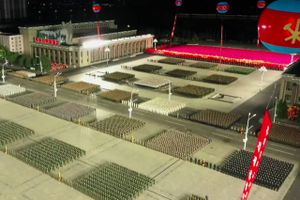 Nordkorea har natten til lørdag dansk tid fejret landets kommunistparti med en militærparade før daggry. Foto: Ritzau Scanpix