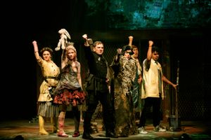 Der er optræk til revolution i ”Urinetown The Musical” på Fredericia Teater, hvor befolkningen kræver fri tisning til alle. Foto: Søren Malmose
