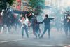 Anvendelsen af tåregas og knippelsuppe for at jage fredelige demonstranter væk fra Det Hvide Hus mandag har vakt bred kritik i USA. Foto: Roberto Schmidt/Ritzau Scanpix