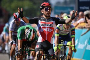 Arnaud Demare havde kurs mod sejren i Tirreno-Adriatico, før han til sidst blev overhalet af Caleb Ewan.