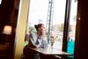 Cille Rosenkvist har i 22 år drevet Café Staalvand på Brønshøj Torv, hvor, erkender hun, der af og til er ballade, men ikke decideret utrygt. Foto: Sofia Busk