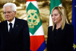 Giorgia Meloni fra den yderste højrefløj er lørdag taget i ed som Italiens første kvindelige premierminister.