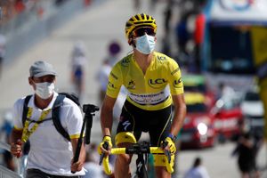 Selv ikke manden i den gule førertrøje - Julian Alaphilippe - får lov til at slippe for det allestedsnærværende mundbind under Tour de France. Foto: REUTERS/Sebastien Nogier