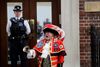 Town Crier Tony Appleton annoncerer, at hertuginde Kate og prins William har fået endnu en søn. Foto: Kirsty Wigglesworth/AP