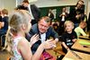 Lars Løkke Rasmussen og Kristian Jensen fra Venstre har besøgt Feldborg Frie Børneunivers i Feldborg ved Herniing. Foto: Ernst van Norde/Ritzau Scanpix