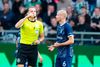 AGF's midtbaneslider, Nicolai Poulsen, er tæt på at slå Rasmus Würtz' rekord som Superligaens mest straffede spiller, når det handler om advarsler. Her er han i dialog med dommer Mikkel Redder i AGF's seneste kamp. Foto: Henning Bagger/Ritzau Scanpix