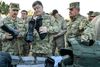Præsident Petro Porosjenko (i midten) inspicerer militært udstyr. Præsidentens parti er i vinderposition før valget. Foto: Mykola Lazarenko/AP