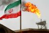 En gasflamme ses sammen med det iranske flag ved oliefeltet Soroush. Arkivfoto: REUTERS/Raheb Homavandi