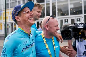 Jakob Fuglsang Astana Pro Team kommer ud sammen med massøren Cristian Valente efter lægebehandling efter sit styrt på 1. etape. (Foto: Claus Bonnerup/Scanpix 2019)