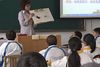 Undervisningen i klasse 13 på skole nr. 69 i Harbin er traditionelt lærerstyret afvekslende med at eleverne arbejder selvstændigt under ledelse af en ordensduks.