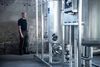 På Ausumgaard er landmand Kristian Lundgaard-Karlshøj nu klar til at starte produktionen på en fabrik, som skal udvinde protein fra græs, der er høstet på herregårdens marker. Den nye teknologi kan løse en række af landbrugets største miljøproblemer og samtidig udvikle sig til en god forretning. Foto: Christian Lykking
