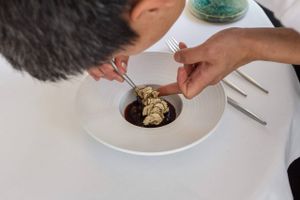 Oksemarv har en enestående smag, som passer perfekt til en mørk efterårsret med rødbede og svampe, mener Kasper Skovgaard, der er køkkenchef på N.V. Tasting.
