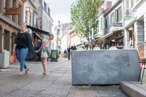 Den 34-årige mand, der kørte gennem gågaden Frederiksgade i Aarhus, blev anset for farlig – alligevel lod en bistandsværge ham stikke af i en bil uden at tilkalde politiet. Jyllands-Posten kan afdække opsigtsvækkende detaljer kort før den hasarderede køretur. 