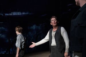 Thomas Bo Larsen spiller rollen som Lassefar, der flygter med sin søn Pelle fra fattigdommen i Sverige til Bornholm for at finde arbejde. Foto: Natascha Thiara Rydvald