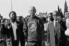 ANC’s toppersoner Cyril Ramaphosa, Nelson Mandela og Oliver Tambo på march gennem Soweto i juni 1992, da der blev opført et mindesmærke for Hector Pieterson, som mistede livet i kampen mod apartheid. Arkivfoto: AP