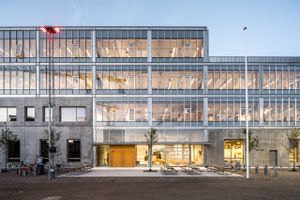 Skolen er et »ydmygt og indsigtsfuldt stykke arkitektur,« hedder det.