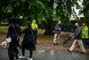 Østjyllands Politi talte antallet af fremmødte på Vestre Kirkegård i Aarhus torsdag eftermiddag i forbindelse med en begravelse af en 22-årig. Foto: Marie Ravn