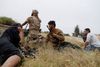 Militser, der kæmper for den FN-støttede regering i forsvaret af Libyens hovedstad Tripoli, søger dækning under kampe med krigsherren Khalifa Haftars styrker. Foto: Goran Tomasevic/Reuters