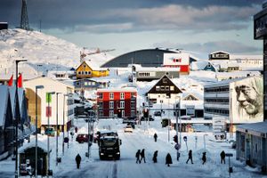 Indenrigs- og sikkerhedspolitik i Grønland flyder sammen, og det sætter pres på grænserne mellem, hvad Grønland alene kan bestemme, og hvad Danmark skal ind over. Med flere diplomater i Nuuk er fortidens grønlandsk-danske tovtrækning blevet til et mere indviklet spil.