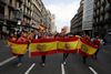 Demonstranter holder det spanske flag frem under fejringen af den spanske nationaldag i Barcelona. 12/10 Foto: Manu Fernandez/AP