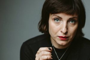 Katja og Lou har været tætte veninder siden gymnasiet. Nu er de midt i trediverne. Da Lou inviterer Katja til Sydfrankrig, hvor hun bor, udvikler venskabet sig i en helt ny og uhyggelig retning. 