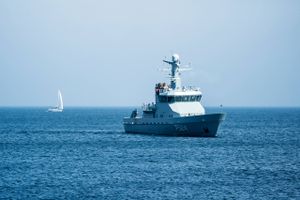 Søværnets små skibe, der patruljerer i dansk farvand, er som udgangspunkt ikke bevæbnede, og de bliver kastet rundt i bølgerne, så besætningen ikke kan sove.