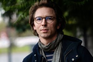 Peder Frederik Jensen skriver dystert realistisk om en stormflod i Rødby Fjord og konflikten mellem et gammelt og nyt Danmark.  